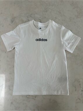 Boys adidas Essentials Linear Logo T-Shirt. Size 5